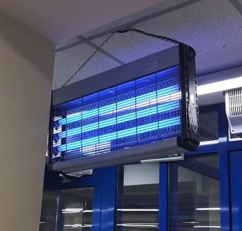 Подвесные дезинфицирующие УФ светильники в помещении супермаркета эффективно уничтожают вирусы в воздухе