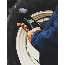 Анализатор зерна GrainSense удобно лежит в руке