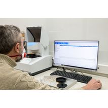 Олег калібрує інфрачервоний експрес аналізатор