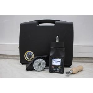 Комплектация влагомера Си-ПРО: Устройство с батареей 9V, крышка с жерновами, щетка металлическая для очистки, кейс ударопрочный